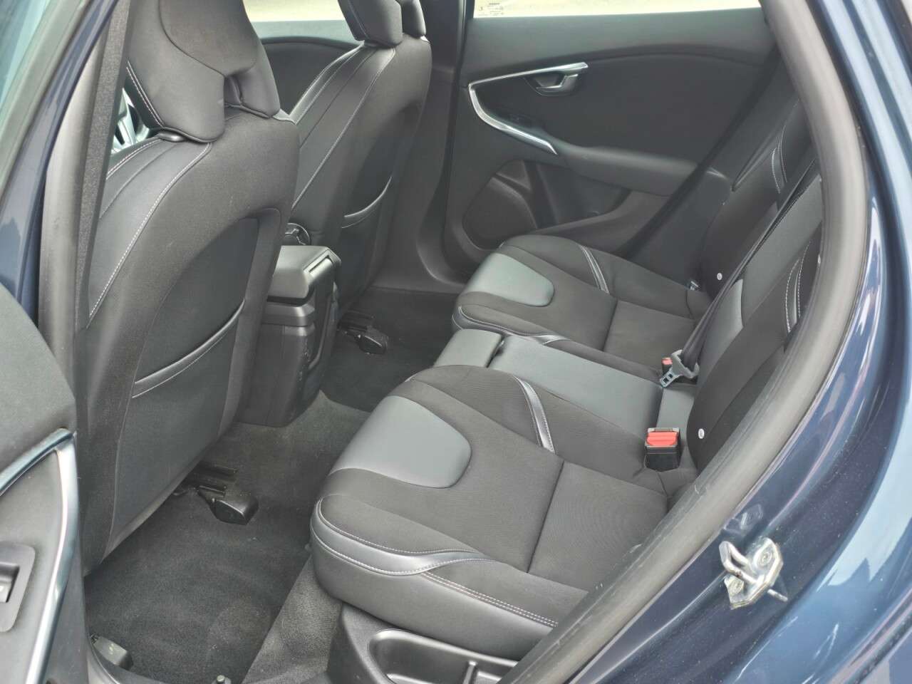 2016 VOLVO V40 2016 VOLVO V40