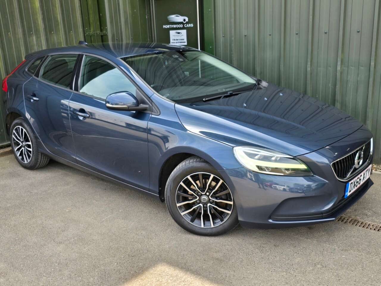 A 2016 VOLVO V40 2.0 D2 Momentum Hatchback 5dr Diesel Manual Euro 6 (s/s) (120 ps) Climate - A 2016 VOLVO V40 2.0 D2 Momentum Hatchback 5dr Diesel Manual Euro 6 (s/s) (120 ps) Climate -