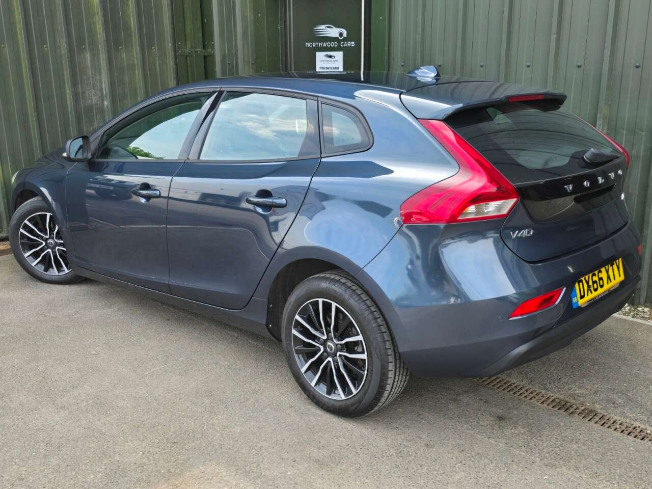 A 2016 VOLVO V40 2.0 D2 Momentum Hatchback 5dr Diesel Manual Euro 6 (s/s) (120 ps) Climate - A 2016 VOLVO V40 2.0 D2 Momentum Hatchback 5dr Diesel Manual Euro 6 (s/s) (120 ps) Climate -