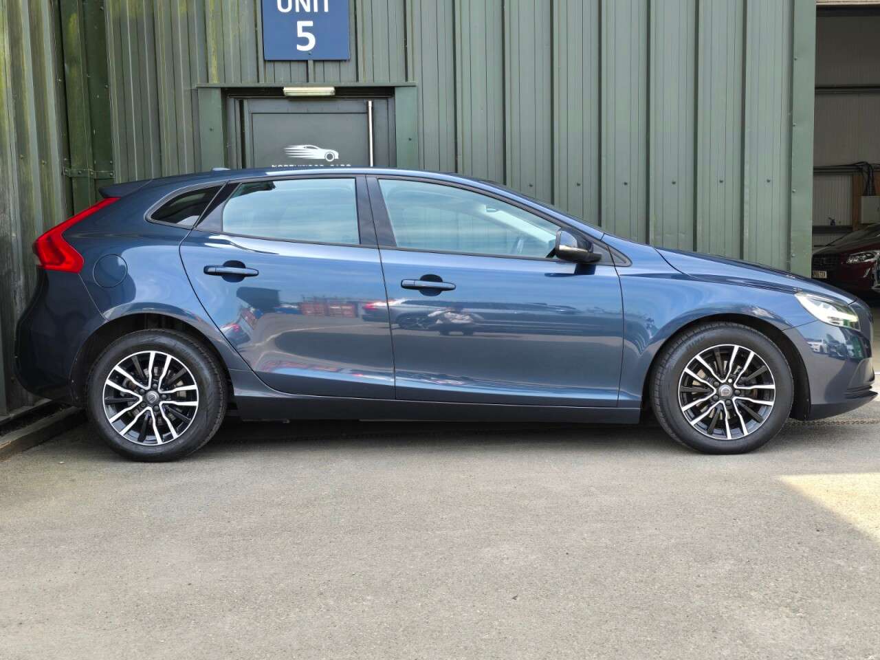 A 2016 VOLVO V40 2.0 D2 Momentum Hatchback 5dr Diesel Manual Euro 6 (s/s) (120 ps) Climate - A 2016 VOLVO V40 2.0 D2 Momentum Hatchback 5dr Diesel Manual Euro 6 (s/s) (120 ps) Climate -