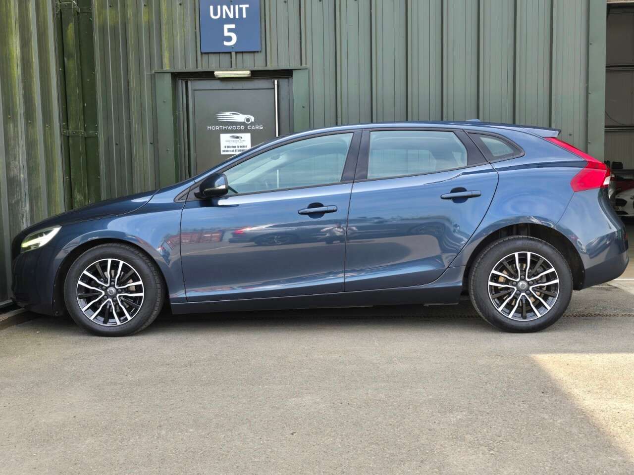 2016 VOLVO V40 2016 VOLVO V40