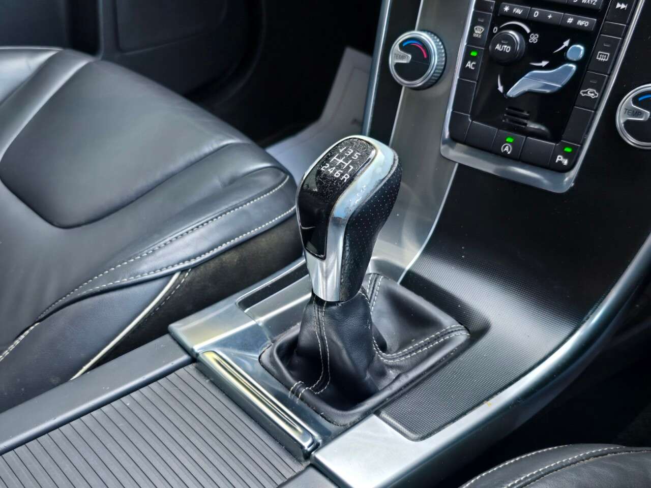 2015 VOLVO XC60 2015 VOLVO XC60