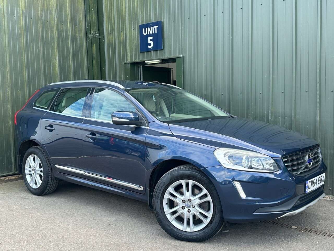 A 2014 VOLVO XC60 2.4 D4 SE Lux Nav SUV 5dr Diesel Manual AWD Euro 5 (s/s) (181 ps) Harmon Ka A 2014 VOLVO XC60 2.4 D4 SE Lux Nav SUV 5dr Diesel Manual AWD Euro 5 (s/s) (181 ps) Harmon Ka