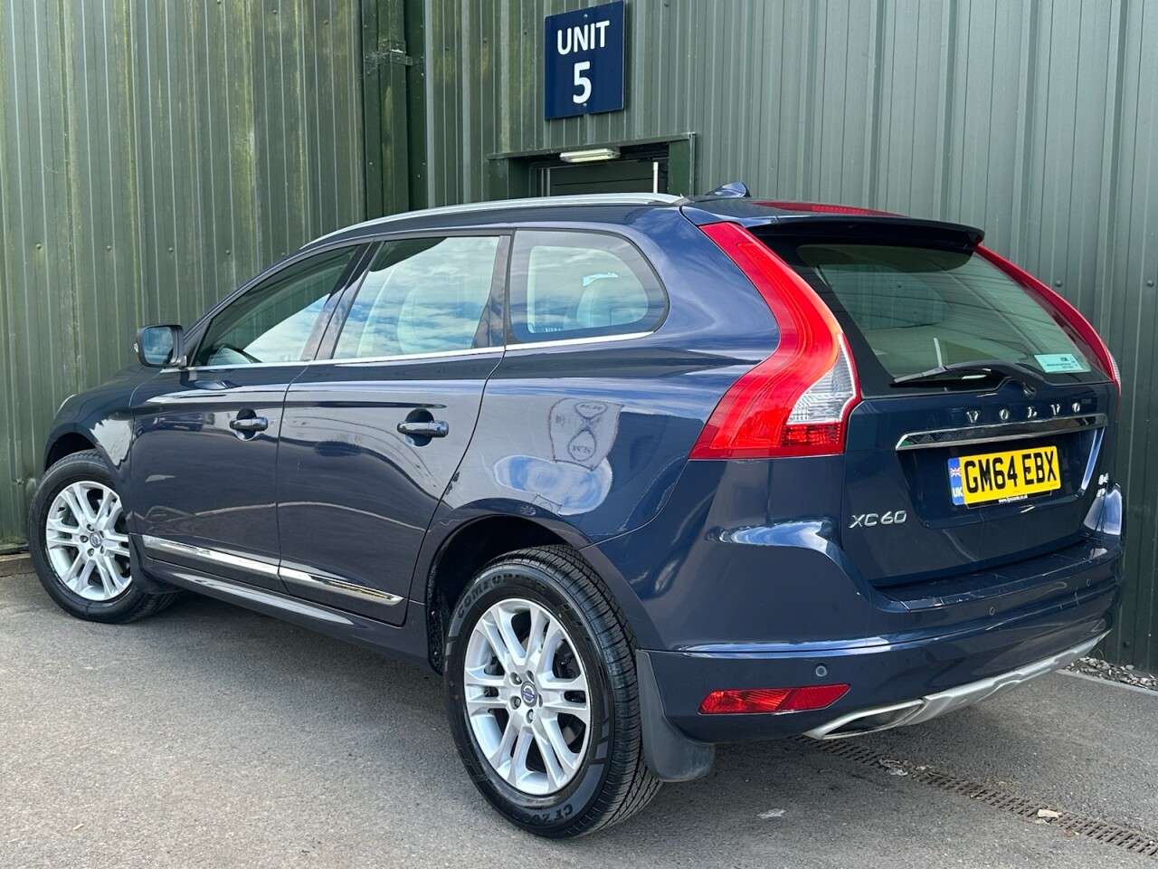 A 2014 VOLVO XC60 2.4 D4 SE Lux Nav SUV 5dr Diesel Manual AWD Euro 5 (s/s) (181 ps) Harmon Ka A 2014 VOLVO XC60 2.4 D4 SE Lux Nav SUV 5dr Diesel Manual AWD Euro 5 (s/s) (181 ps) Harmon Ka