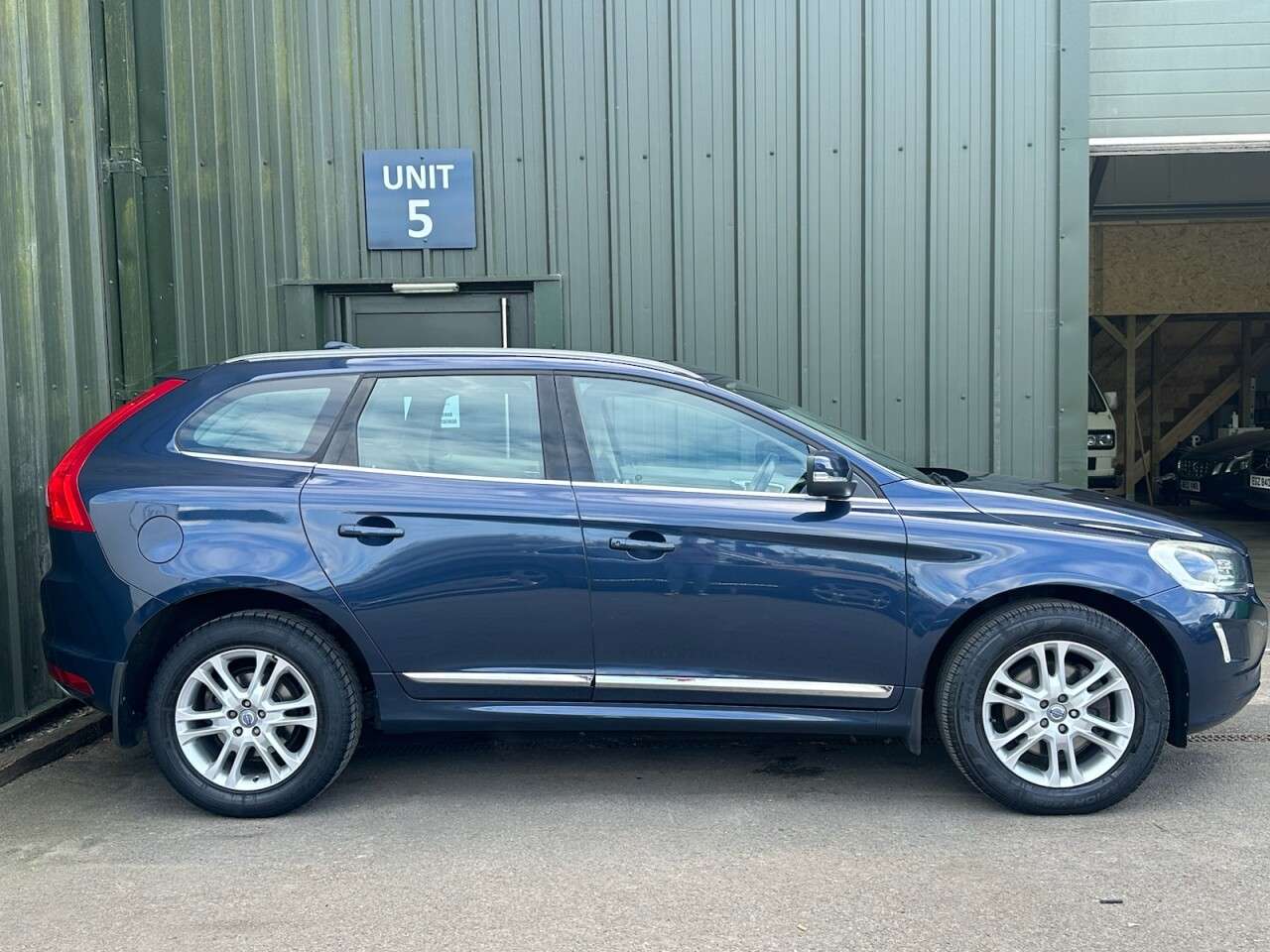 A 2014 VOLVO XC60 2.4 D4 SE Lux Nav SUV 5dr Diesel Manual AWD Euro 5 (s/s) (181 ps) Harmon Ka A 2014 VOLVO XC60 2.4 D4 SE Lux Nav SUV 5dr Diesel Manual AWD Euro 5 (s/s) (181 ps) Harmon Ka