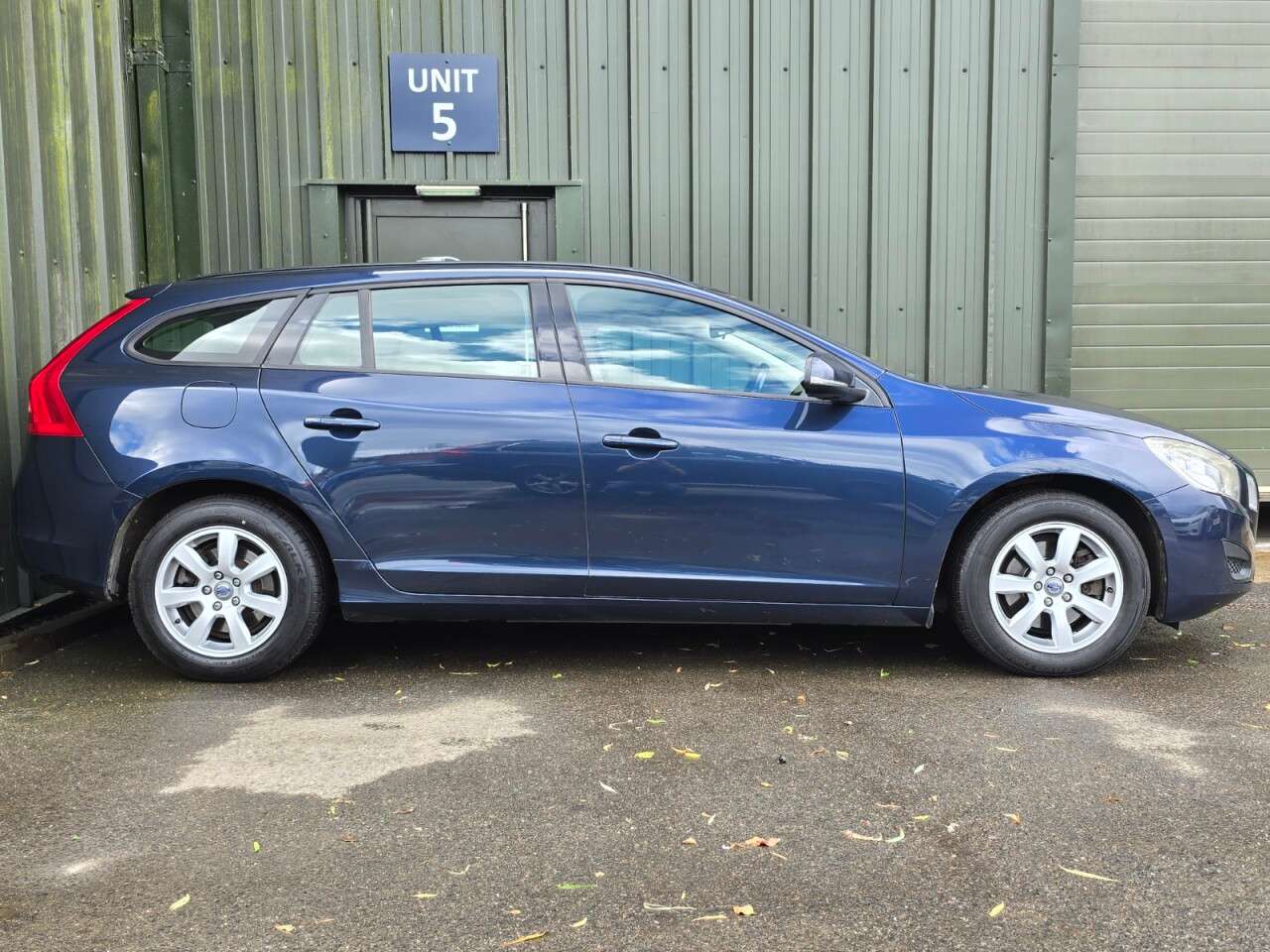 A 2013 VOLVO V60 1.6 D2 ES Nav Estate 5dr Diesel Manual Euro 5 (s/s) (115 ps) An Exceptional A 2013 VOLVO V60 1.6 D2 ES Nav Estate 5dr Diesel Manual Euro 5 (s/s) (115 ps) An Exceptional