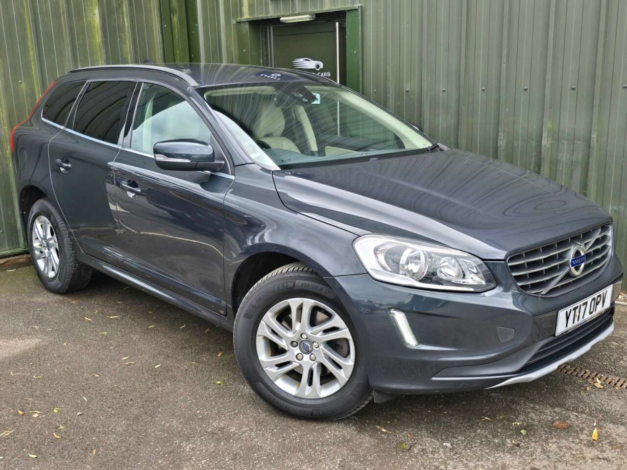 A 2017 VOLVO XC60 2.0 T5 SE Nav SUV 5dr Petrol Auto Euro 6 (s/s) (245 ps) ULEZ Free - Nav - R A 2017 VOLVO XC60 2.0 T5 SE Nav SUV 5dr Petrol Auto Euro 6 (s/s) (245 ps) ULEZ Free - Nav - R