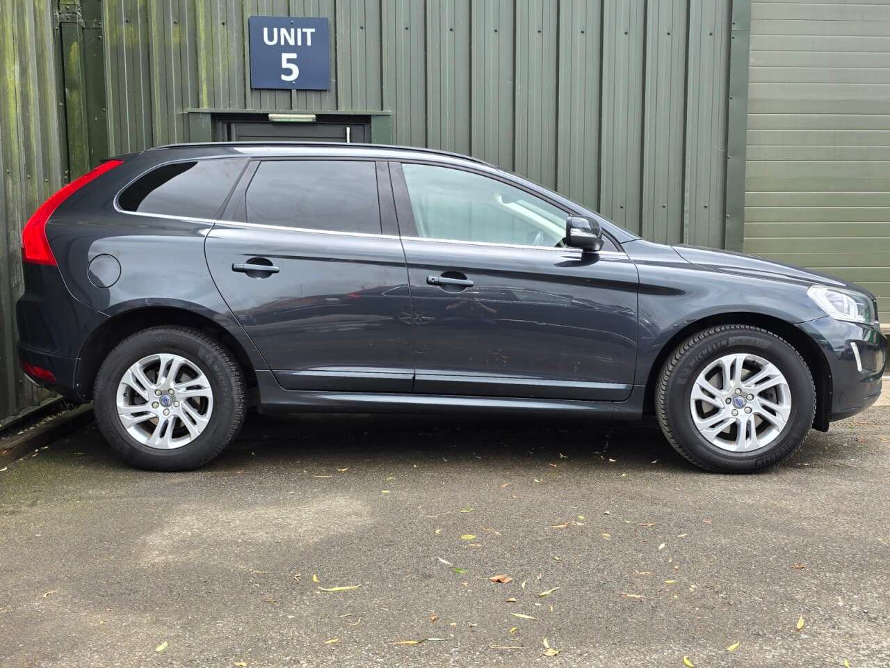 A 2017 VOLVO XC60 2.0 T5 SE Nav SUV 5dr Petrol Auto Euro 6 (s/s) (245 ps) ULEZ Free - Nav - R A 2017 VOLVO XC60 2.0 T5 SE Nav SUV 5dr Petrol Auto Euro 6 (s/s) (245 ps) ULEZ Free - Nav - R