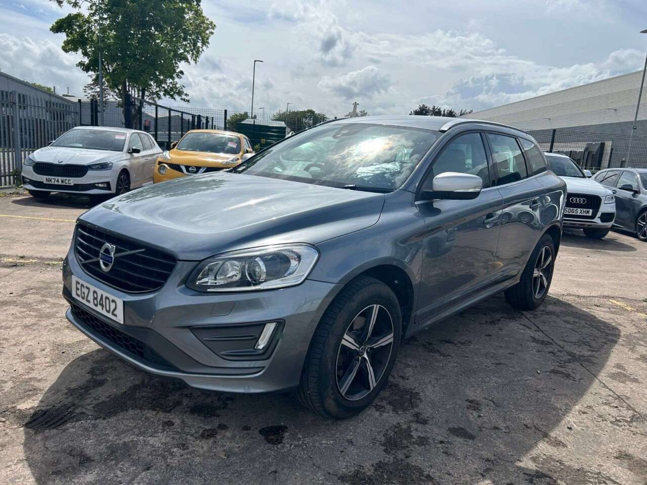 A 2017 VOLVO XC60 2.4 D4 R-Design Lux Nav SUV 5dr Diesel Auto AWD Euro 6 (s/s) (190 ps) ULEZ A 2017 VOLVO XC60 2.4 D4 R-Design Lux Nav SUV 5dr Diesel Auto AWD Euro 6 (s/s) (190 ps) ULEZ