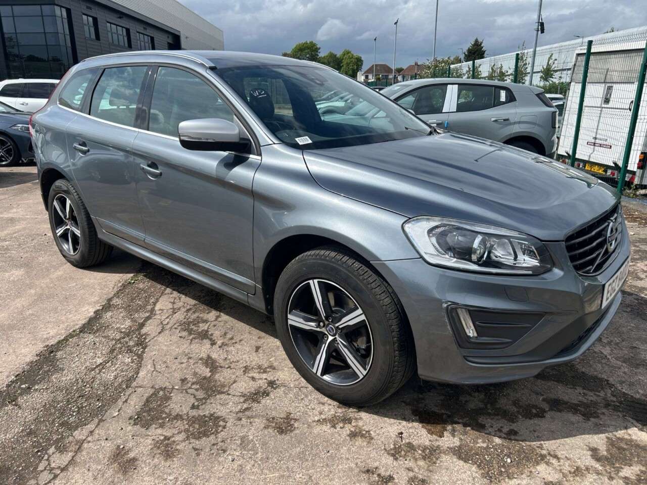 A 2017 VOLVO XC60 2.4 D4 R-Design Lux Nav SUV 5dr Diesel Auto AWD Euro 6 (s/s) (190 ps) ULEZ A 2017 VOLVO XC60 2.4 D4 R-Design Lux Nav SUV 5dr Diesel Auto AWD Euro 6 (s/s) (190 ps) ULEZ
