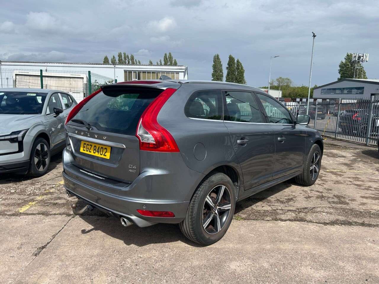 A 2017 VOLVO XC60 2.4 D4 R-Design Lux Nav SUV 5dr Diesel Auto AWD Euro 6 (s/s) (190 ps) ULEZ A 2017 VOLVO XC60 2.4 D4 R-Design Lux Nav SUV 5dr Diesel Auto AWD Euro 6 (s/s) (190 ps) ULEZ