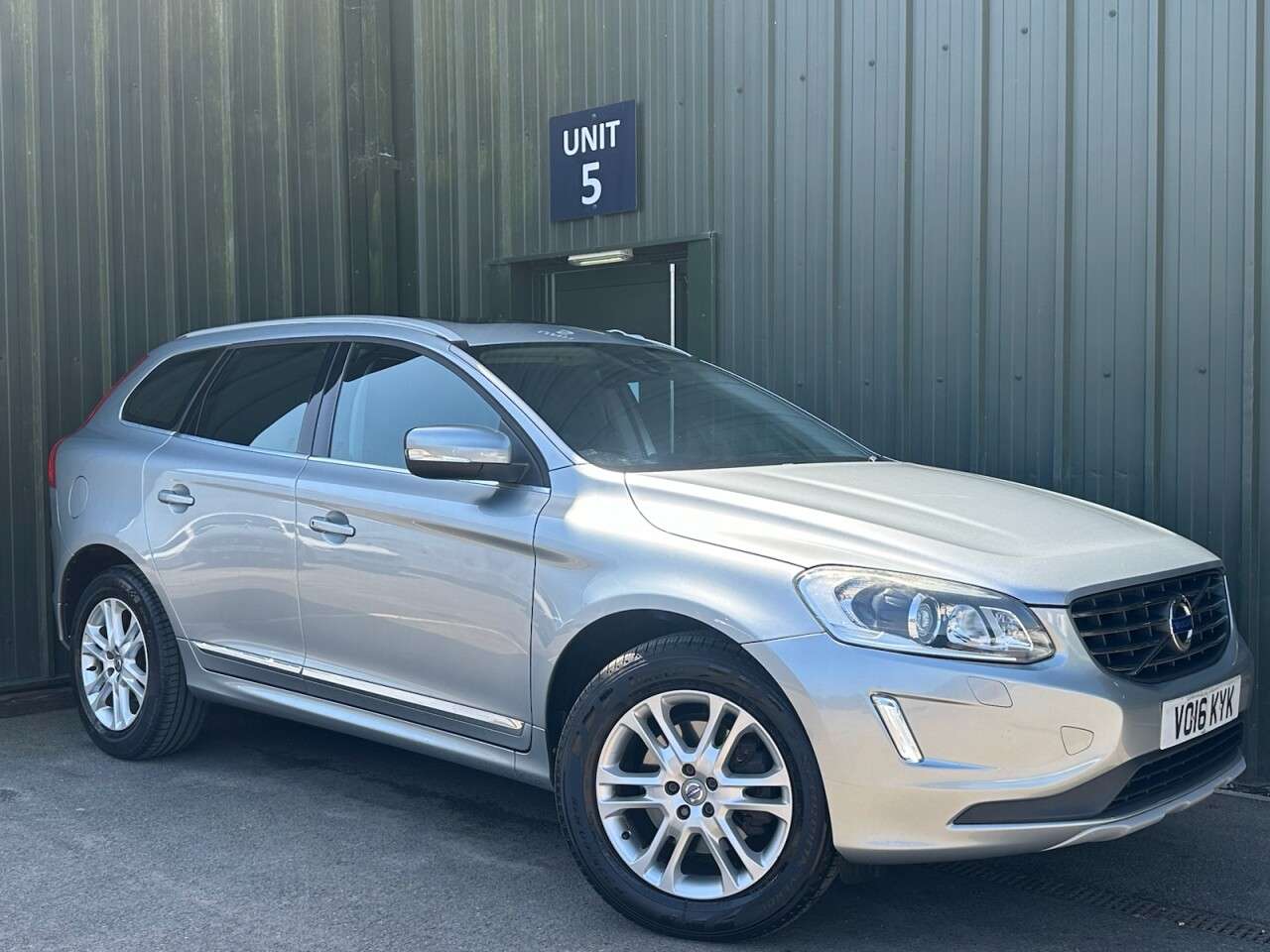 A 2016 VOLVO XC60 2.4 D4 SE Lux Nav SUV 5dr Diesel Auto AWD Euro 6 (s/s) (190 ps) 2 Keys - Re A 2016 VOLVO XC60 2.4 D4 SE Lux Nav SUV 5dr Diesel Auto AWD Euro 6 (s/s) (190 ps) 2 Keys - Re
