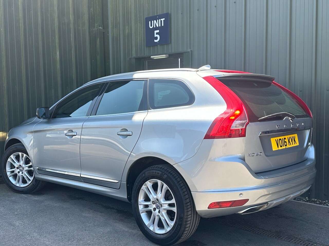A 2016 VOLVO XC60 2.4 D4 SE Lux Nav SUV 5dr Diesel Auto AWD Euro 6 (s/s) (190 ps) 2 Keys - Re A 2016 VOLVO XC60 2.4 D4 SE Lux Nav SUV 5dr Diesel Auto AWD Euro 6 (s/s) (190 ps) 2 Keys - Re