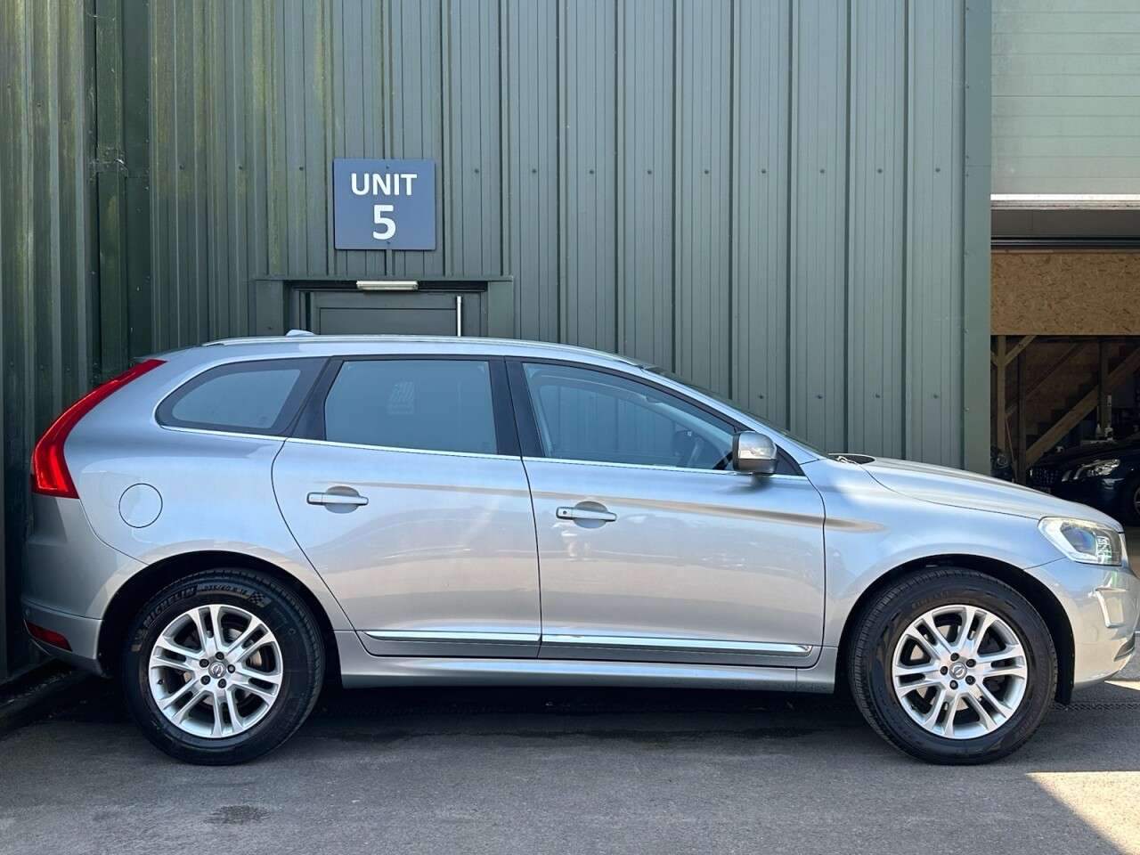 A 2016 VOLVO XC60 2.4 D4 SE Lux Nav SUV 5dr Diesel Auto AWD Euro 6 (s/s) (190 ps) 2 Keys - Re A 2016 VOLVO XC60 2.4 D4 SE Lux Nav SUV 5dr Diesel Auto AWD Euro 6 (s/s) (190 ps) 2 Keys - Re