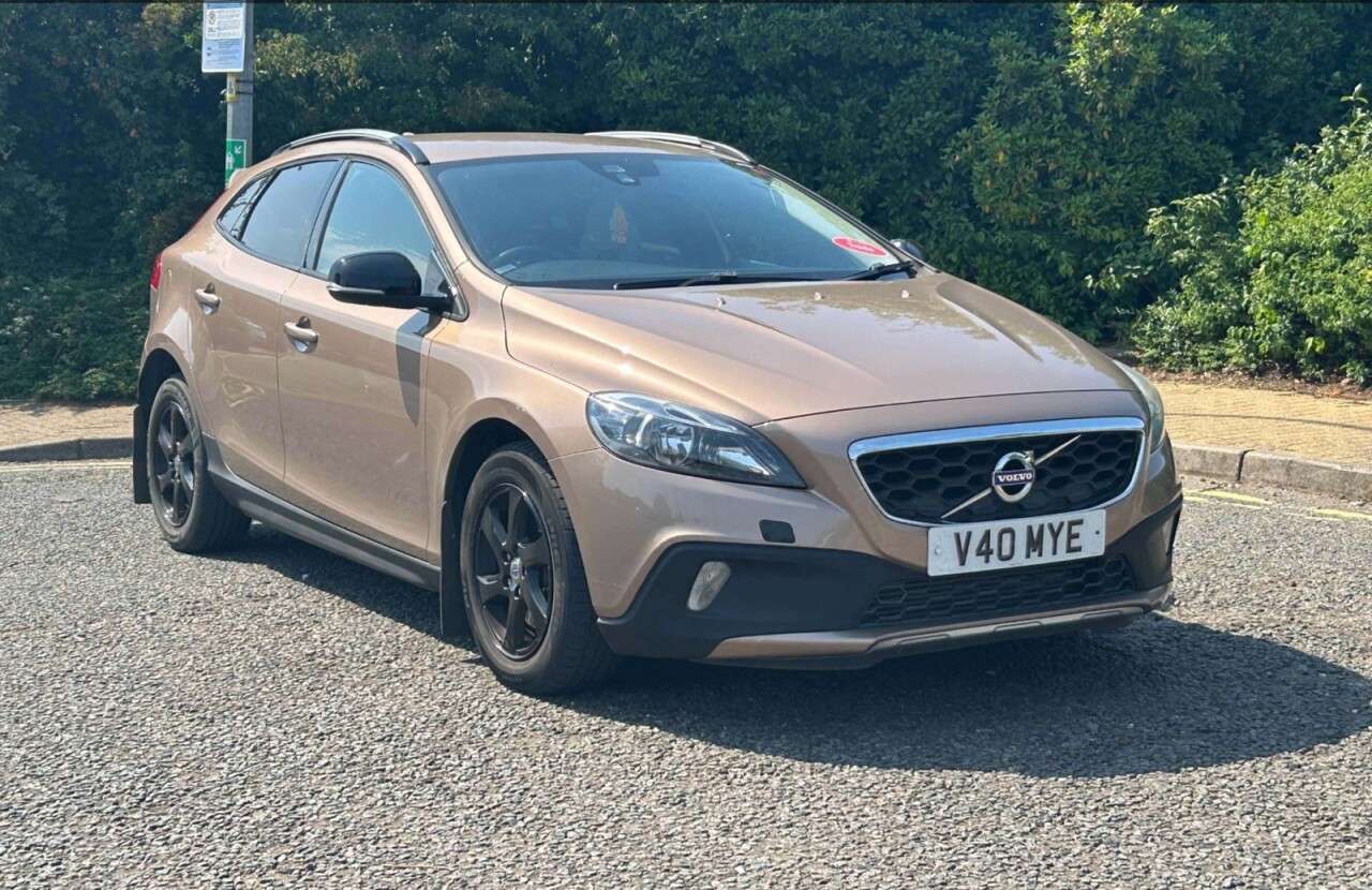 A 2013 VOLVO V40 CROSS COUNTRY 2.0 D3 SE Hatchback 5dr Diesel Manual Euro 5 (s/s) (150 ps) FSH - Cruise co A 2013 VOLVO V40 CROSS COUNTRY 2.0 D3 SE Hatchback 5dr Diesel Manual Euro 5 (s/s) (150 ps) FSH - Cruise co