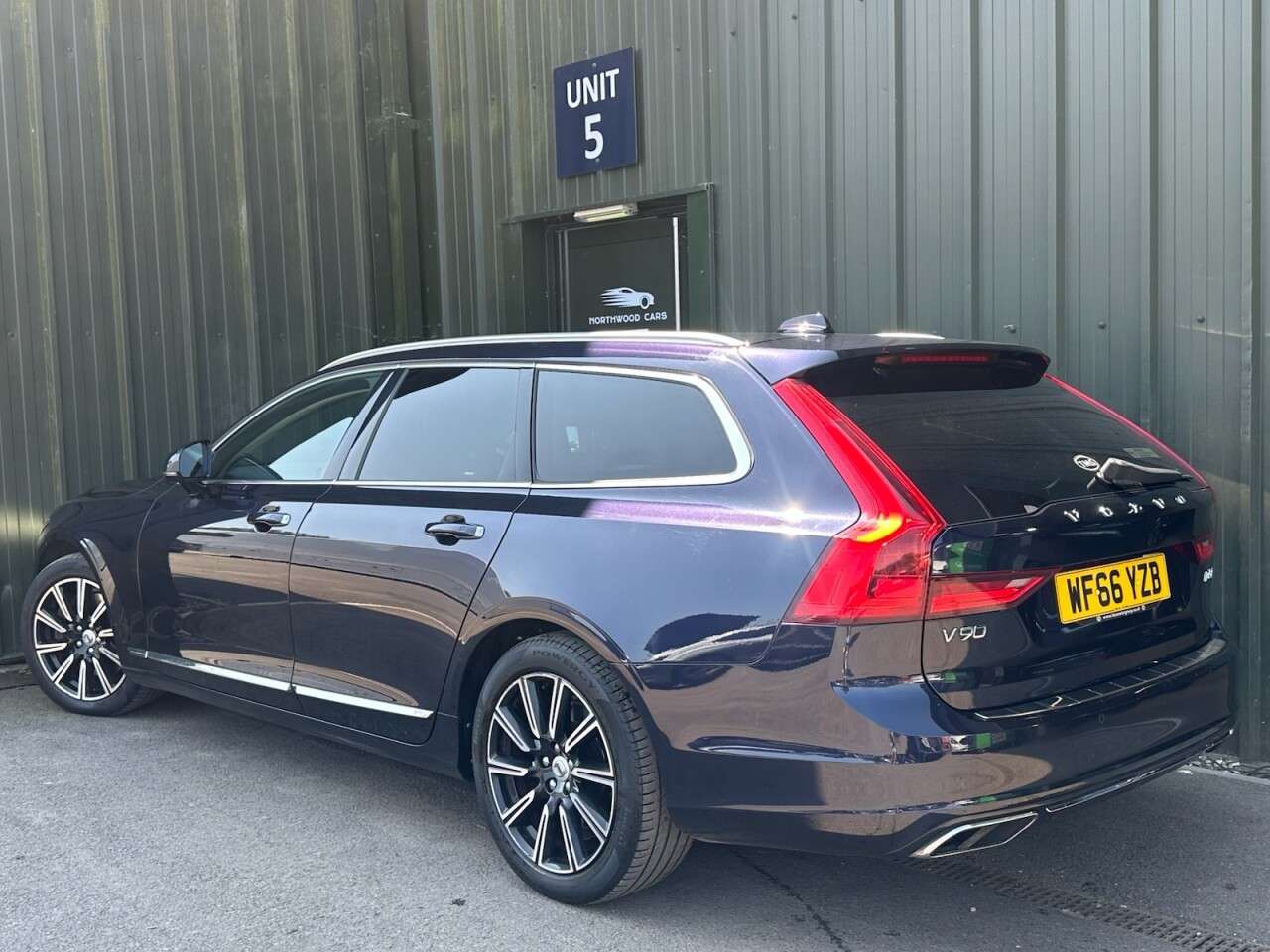 A 2016 VOLVO V90 2.0 D5 PowerPulse Inscription Estate 5dr Diesel Auto AWD Euro 6 (s/s) (235 A 2016 VOLVO V90 2.0 D5 PowerPulse Inscription Estate 5dr Diesel Auto AWD Euro 6 (s/s) (235