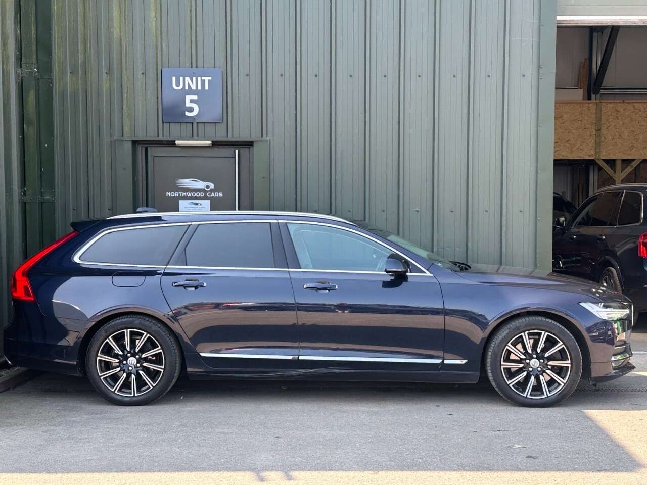 A 2016 VOLVO V90 2.0 D5 PowerPulse Inscription Estate 5dr Diesel Auto AWD Euro 6 (s/s) (235 A 2016 VOLVO V90 2.0 D5 PowerPulse Inscription Estate 5dr Diesel Auto AWD Euro 6 (s/s) (235