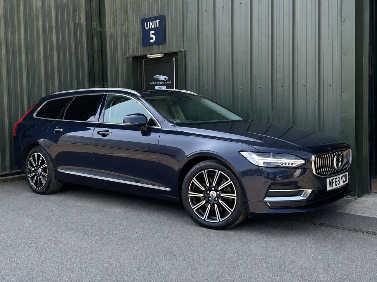 A 2016 VOLVO V90 2.0 D5 PowerPulse Inscription Estate 5dr Diesel Auto AWD Euro 6 (s/s) (235 A 2016 VOLVO V90 2.0 D5 PowerPulse Inscription Estate 5dr Diesel Auto AWD Euro 6 (s/s) (235