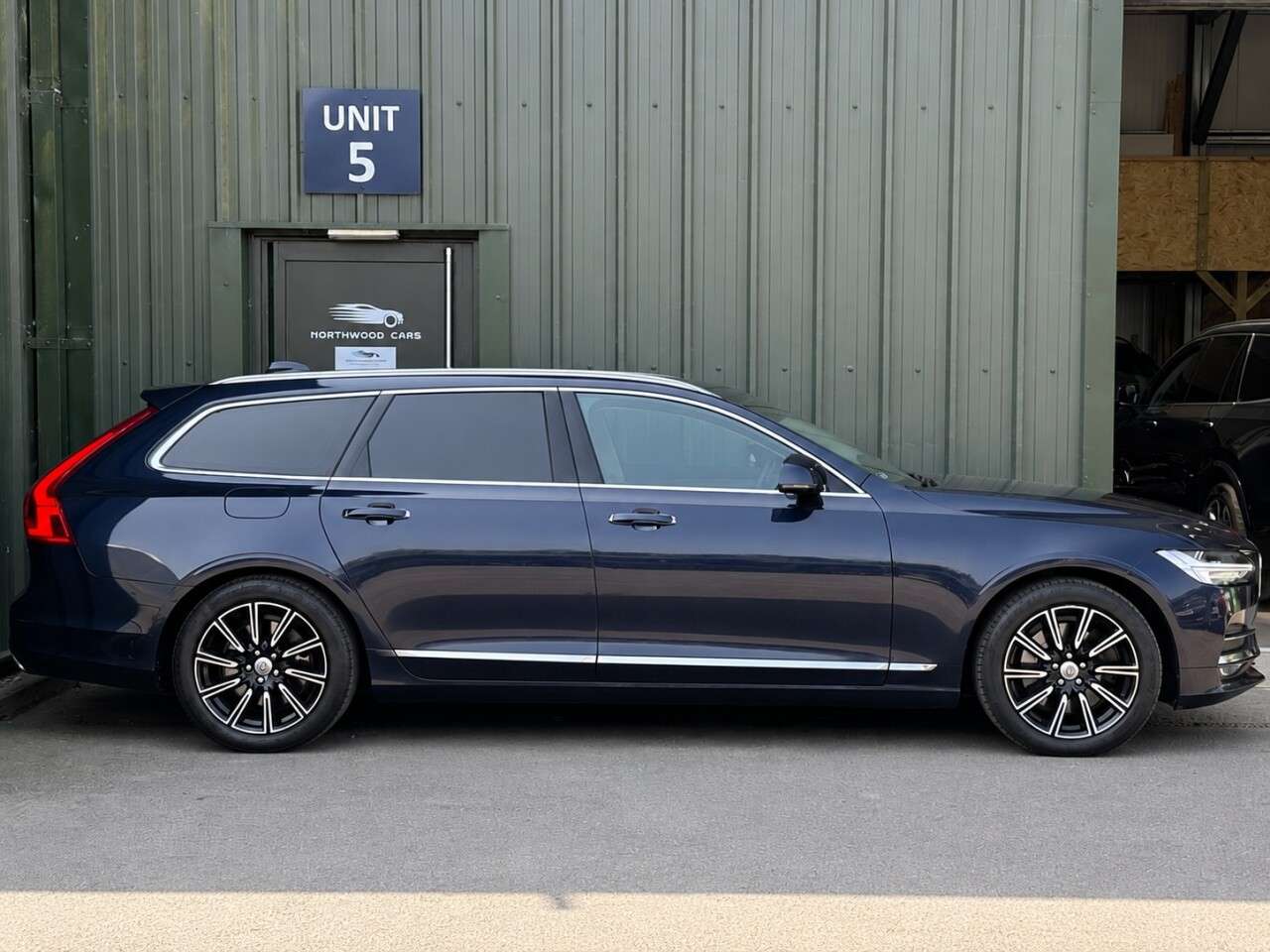 A 2016 VOLVO V90 2.0 D5 PowerPulse Inscription Estate 5dr Diesel Auto AWD Euro 6 (s/s) (235 A 2016 VOLVO V90 2.0 D5 PowerPulse Inscription Estate 5dr Diesel Auto AWD Euro 6 (s/s) (235