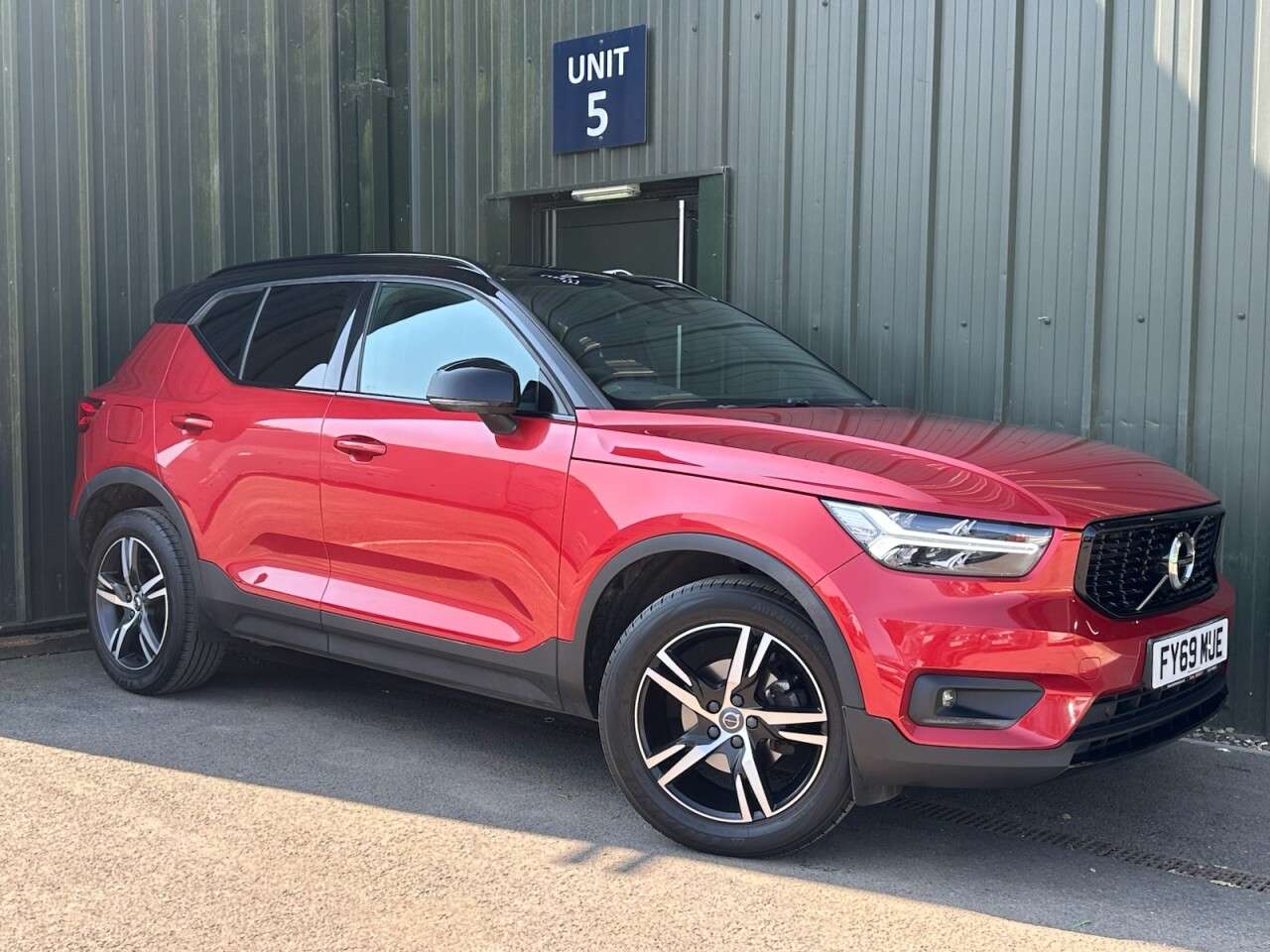 A 2019 VOLVO XC40 2.0 D3 R-Design SUV 5dr Diesel Auto Euro 6 (s/s) (150 ps) Climate - Cruise A 2019 VOLVO XC40 2.0 D3 R-Design SUV 5dr Diesel Auto Euro 6 (s/s) (150 ps) Climate - Cruise