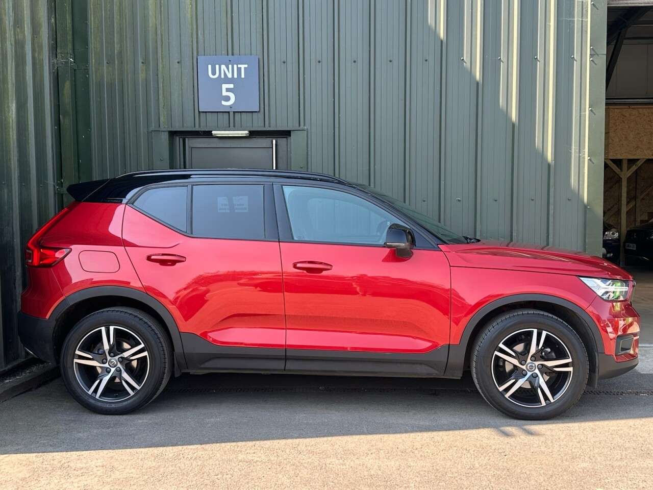 A 2019 VOLVO XC40 2.0 D3 R-Design SUV 5dr Diesel Auto Euro 6 (s/s) (150 ps) Climate - Cruise A 2019 VOLVO XC40 2.0 D3 R-Design SUV 5dr Diesel Auto Euro 6 (s/s) (150 ps) Climate - Cruise