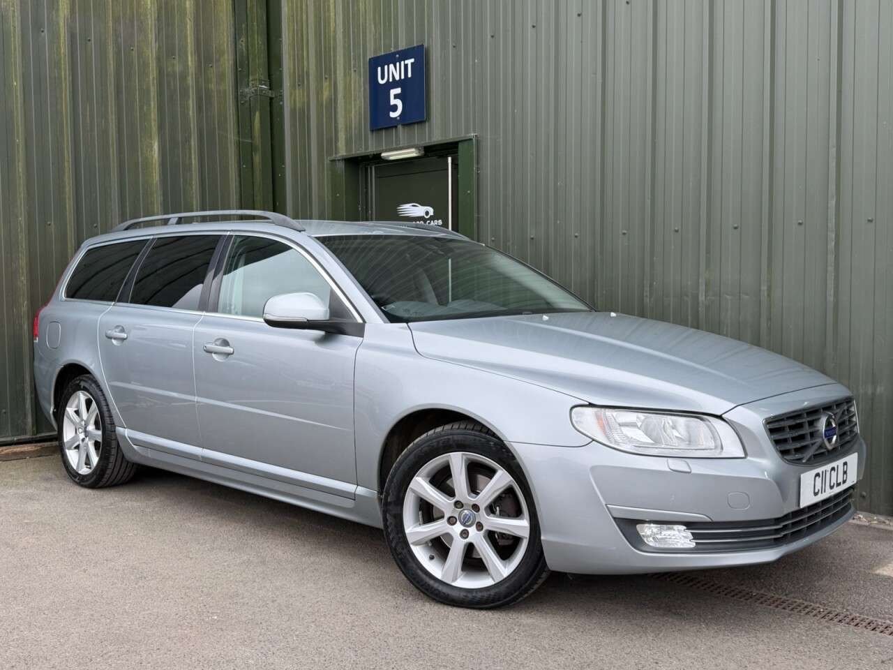 A 2015 VOLVO V70 2.0 D4 SE Nav Estate 5dr Diesel Auto Euro 6 (s/s) (181 ps) Climate - Cruise A 2015 VOLVO V70 2.0 D4 SE Nav Estate 5dr Diesel Auto Euro 6 (s/s) (181 ps) Climate - Cruise