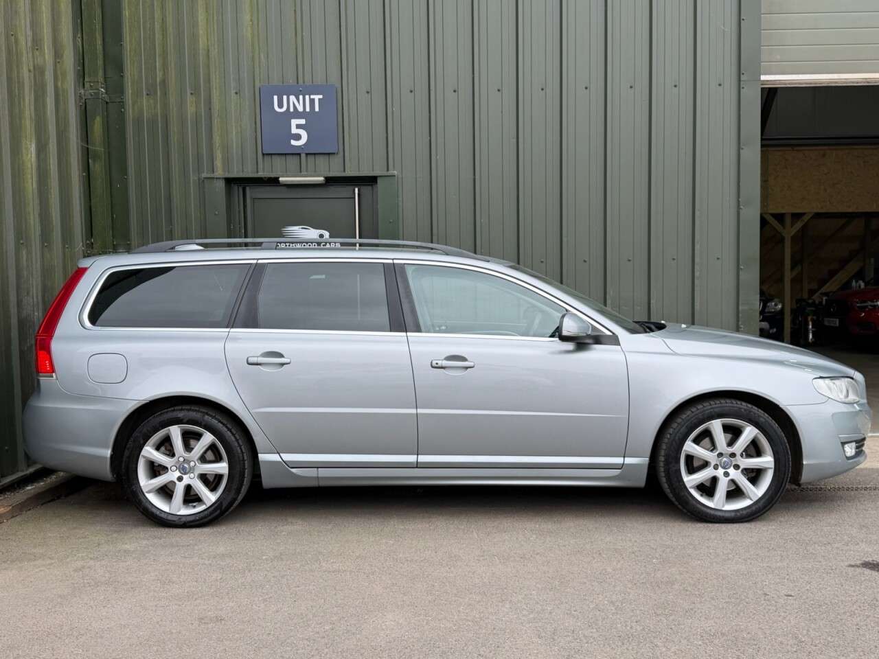 A 2015 VOLVO V70 2.0 D4 SE Nav Estate 5dr Diesel Auto Euro 6 (s/s) (181 ps) Climate - Cruise A 2015 VOLVO V70 2.0 D4 SE Nav Estate 5dr Diesel Auto Euro 6 (s/s) (181 ps) Climate - Cruise