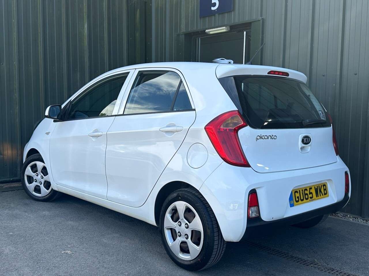 A 2015 KIA PICANTO 1.0 1 Hatchback 5dr Petrol Manual Euro 6 (65 bhp) Air Con - ULEZ Free - Fab A 2015 KIA PICANTO 1.0 1 Hatchback 5dr Petrol Manual Euro 6 (65 bhp) Air Con - ULEZ Free - Fab