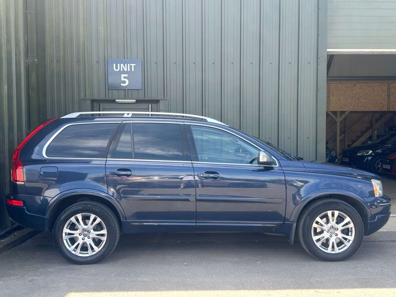 A 2014 VOLVO XC90 2.4 D5 SE Lux SUV 5dr Diesel Geartronic 4WD Euro 5 (200 ps) Rear Park Assis A 2014 VOLVO XC90 2.4 D5 SE Lux SUV 5dr Diesel Geartronic 4WD Euro 5 (200 ps) Rear Park Assis