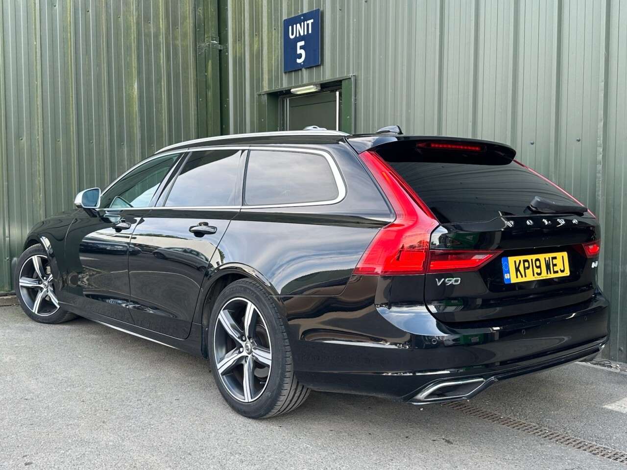 A 2019 VOLVO V90 2.0 D4 R-Design Estate 5dr Diesel Auto Euro 6 (s/s) (190 ps) Adaptive Cruis A 2019 VOLVO V90 2.0 D4 R-Design Estate 5dr Diesel Auto Euro 6 (s/s) (190 ps) Adaptive Cruis
