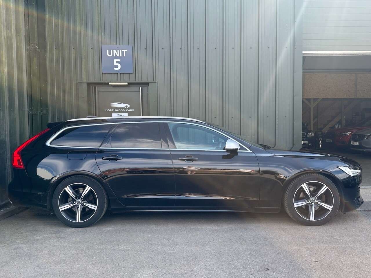 A 2019 VOLVO V90 2.0 D4 R-Design Estate 5dr Diesel Auto Euro 6 (s/s) (190 ps) Adaptive Cruis A 2019 VOLVO V90 2.0 D4 R-Design Estate 5dr Diesel Auto Euro 6 (s/s) (190 ps) Adaptive Cruis