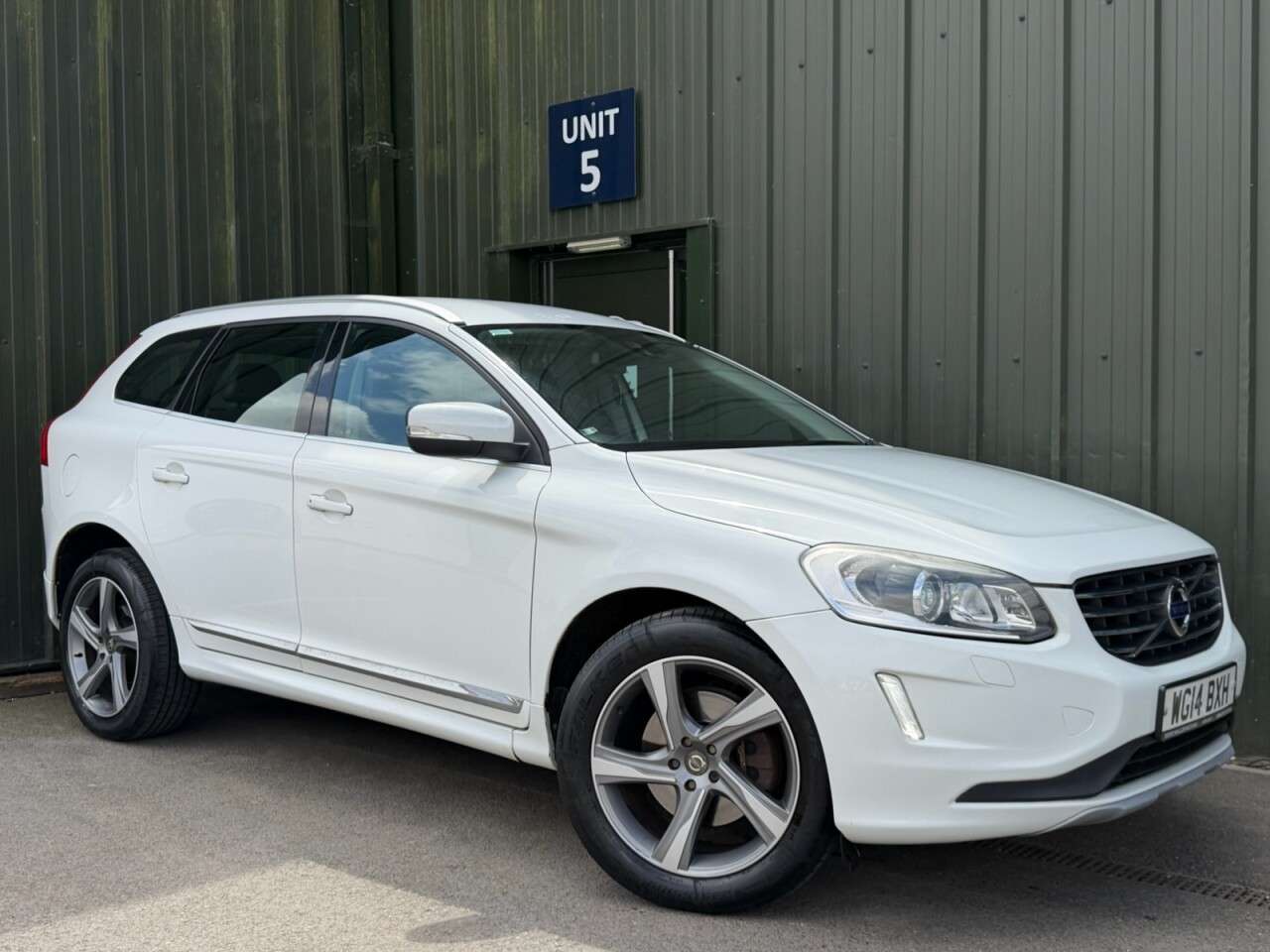 A 2014 VOLVO XC60 2.4 D5 SE Lux Nav SUV 5dr Diesel Geartronic AWD Euro 5 (215 ps) Nav - Rever A 2014 VOLVO XC60 2.4 D5 SE Lux Nav SUV 5dr Diesel Geartronic AWD Euro 5 (215 ps) Nav - Rever