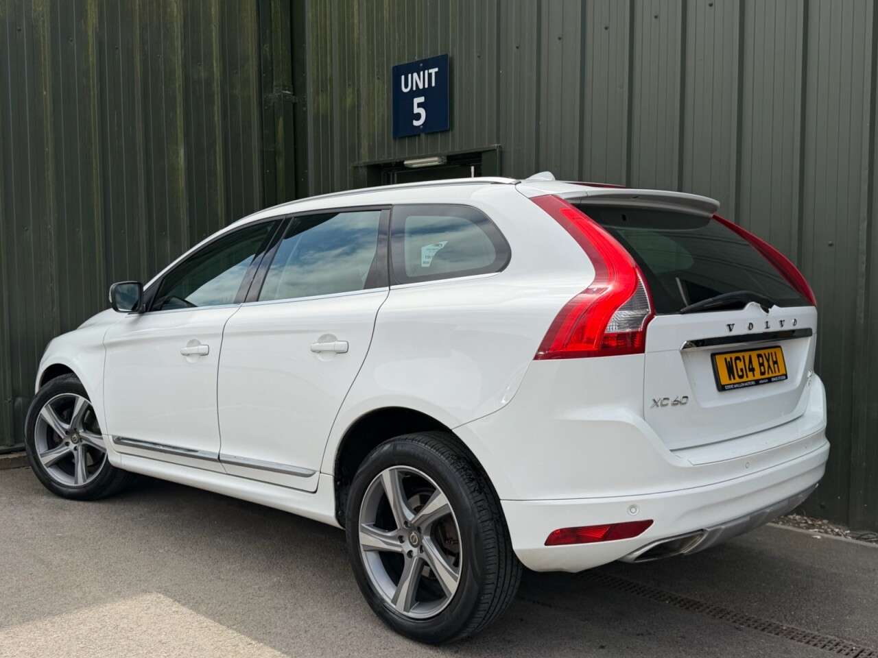 A 2014 VOLVO XC60 2.4 D5 SE Lux Nav SUV 5dr Diesel Geartronic AWD Euro 5 (215 ps) Nav - Rever A 2014 VOLVO XC60 2.4 D5 SE Lux Nav SUV 5dr Diesel Geartronic AWD Euro 5 (215 ps) Nav - Rever