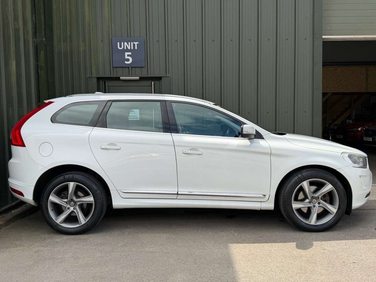 A 2014 VOLVO XC60 2.4 D5 SE Lux Nav SUV 5dr Diesel Geartronic AWD Euro 5 (215 ps) Nav - Rever A 2014 VOLVO XC60 2.4 D5 SE Lux Nav SUV 5dr Diesel Geartronic AWD Euro 5 (215 ps) Nav - Rever
