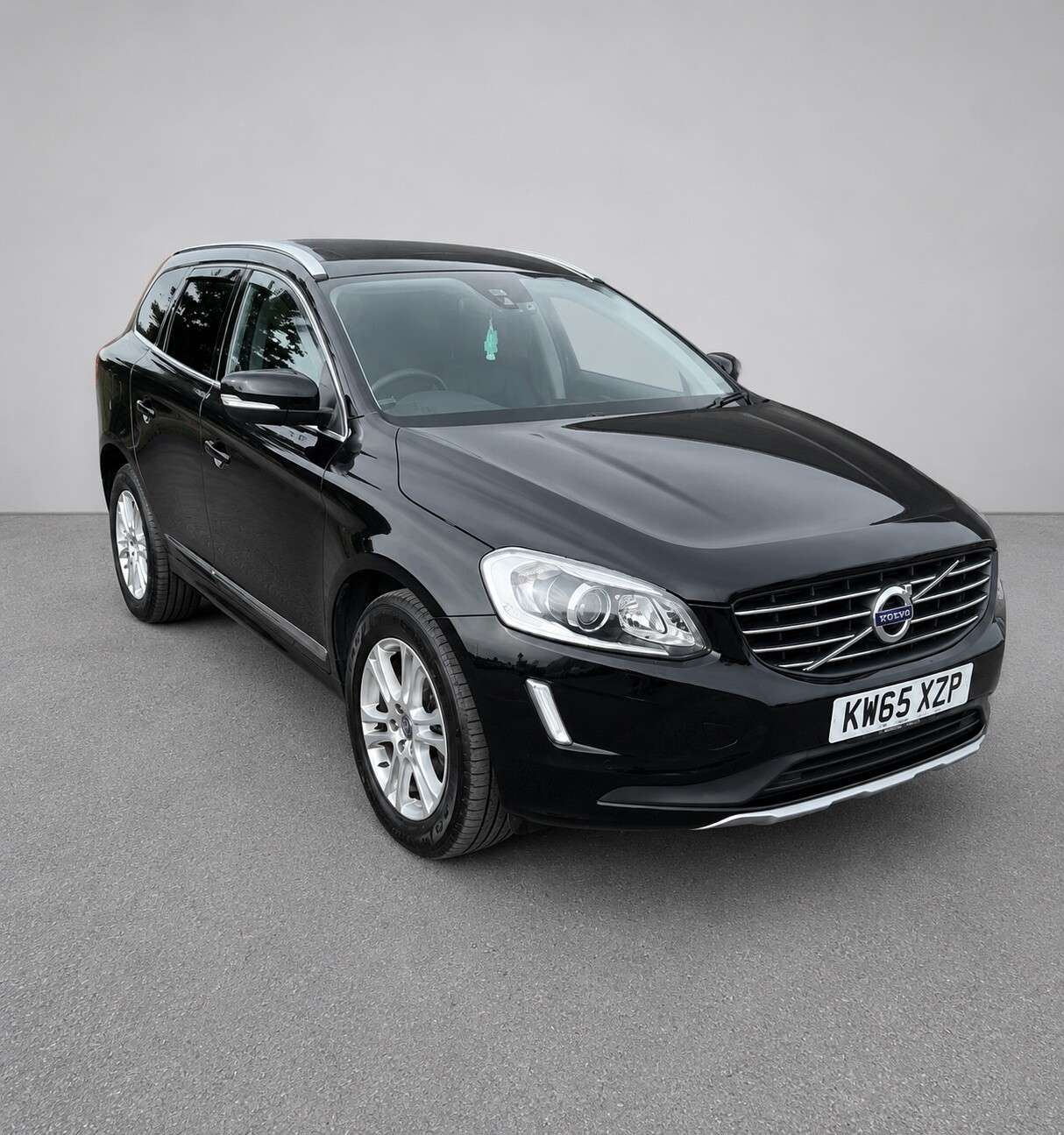 A 2015 VOLVO XC60 2.4 D5 SE Lux Nav SUV 5dr Diesel Auto AWD Euro 6 (s/s) (220 ps) Nav - 2 Key A 2015 VOLVO XC60 2.4 D5 SE Lux Nav SUV 5dr Diesel Auto AWD Euro 6 (s/s) (220 ps) Nav - 2 Key