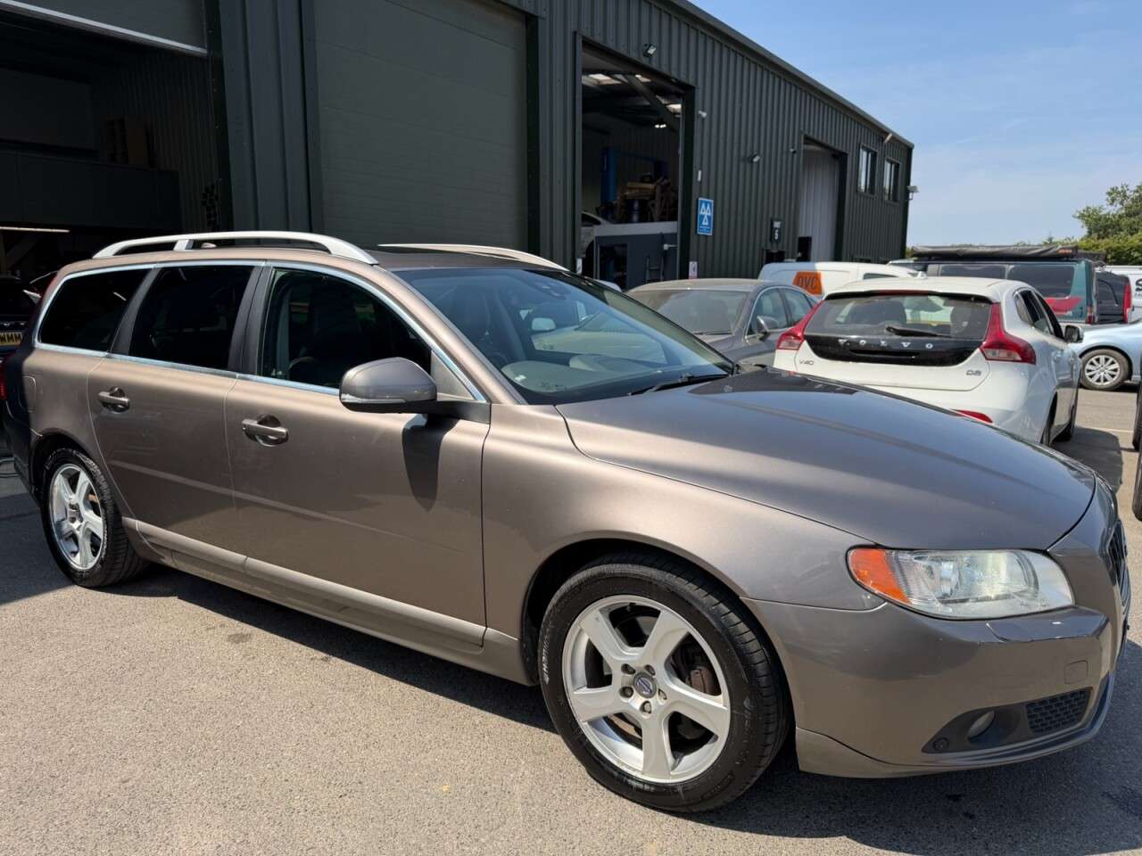 A 2012 VOLVO V70 D5 SE LUX A 2012 VOLVO V70 D5 SE LUX