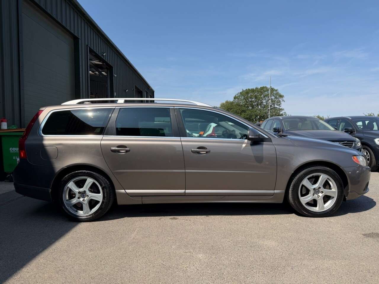 A 2012 VOLVO V70 D5 SE LUX A 2012 VOLVO V70 D5 SE LUX