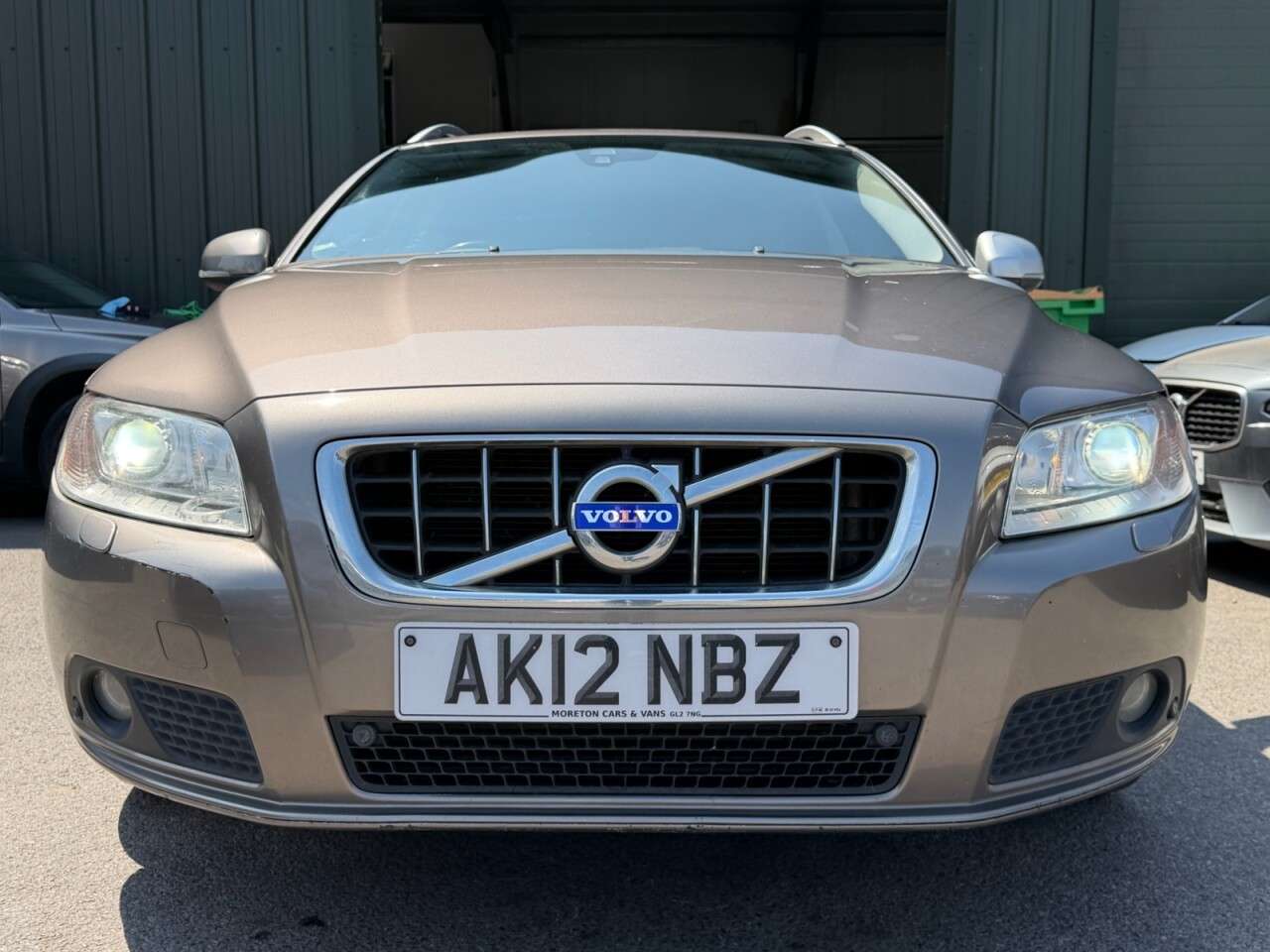 A 2012 VOLVO V70 D5 SE LUX A 2012 VOLVO V70 D5 SE LUX