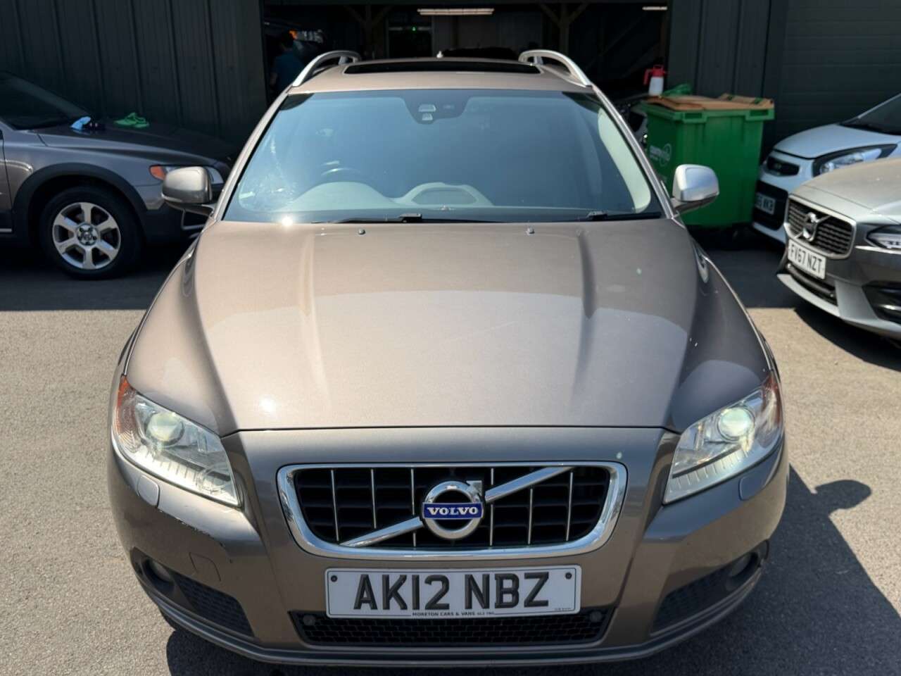 A 2012 VOLVO V70 D5 SE LUX A 2012 VOLVO V70 D5 SE LUX
