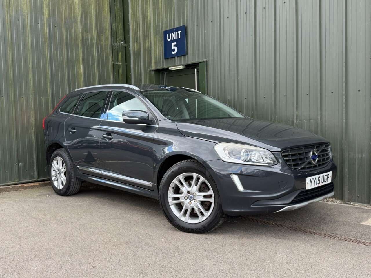 A 2015 VOLVO XC60 2.4 D5 SE Lux Nav SUV 5dr Diesel Geartronic AWD Euro 5 (215 ps) Harmon Kard A 2015 VOLVO XC60 2.4 D5 SE Lux Nav SUV 5dr Diesel Geartronic AWD Euro 5 (215 ps) Harmon Kard