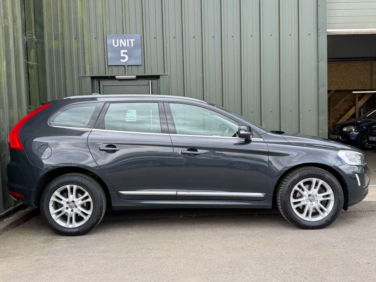 A 2015 VOLVO XC60 2.4 D5 SE Lux Nav SUV 5dr Diesel Geartronic AWD Euro 5 (215 ps) Harmon Kard A 2015 VOLVO XC60 2.4 D5 SE Lux Nav SUV 5dr Diesel Geartronic AWD Euro 5 (215 ps) Harmon Kard
