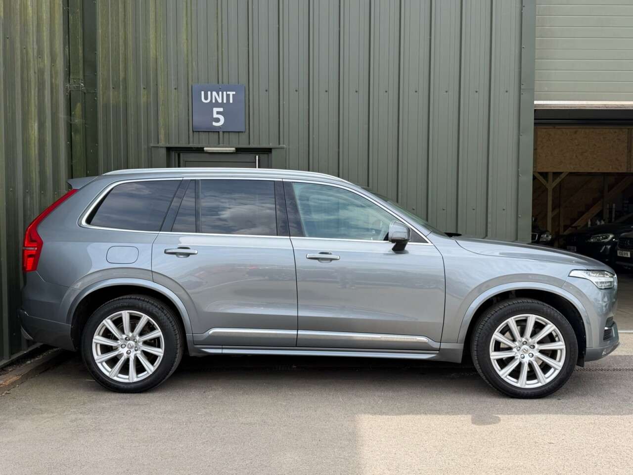 A 2015 VOLVO XC90 2.0 D5 Inscription SUV 5dr Diesel Geartronic 4WD Euro 6 (s/s) (225 ps) Heat A 2015 VOLVO XC90 2.0 D5 Inscription SUV 5dr Diesel Geartronic 4WD Euro 6 (s/s) (225 ps) Heat
