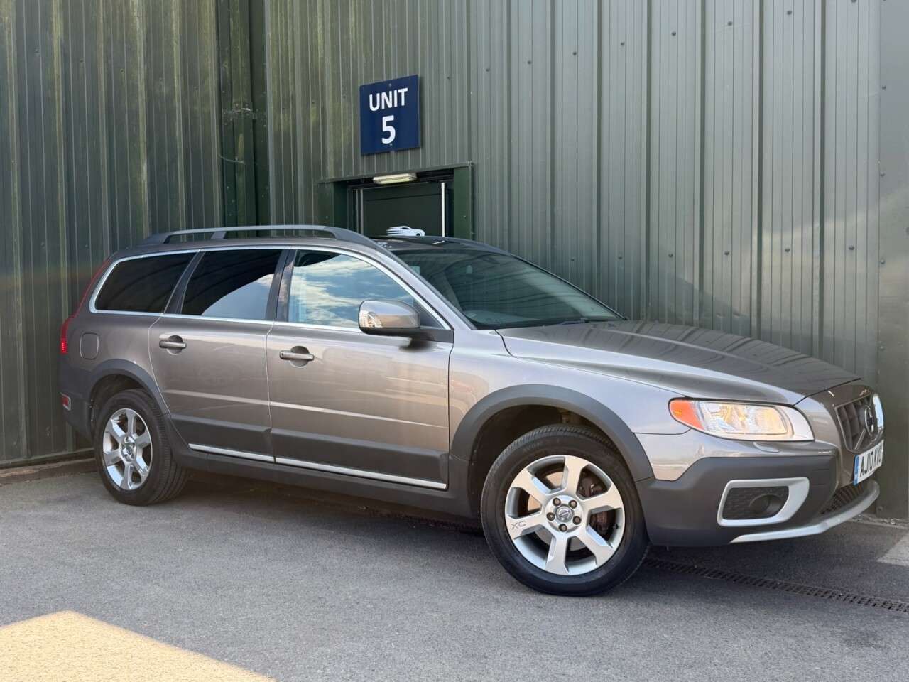 A 2010 VOLVO XC70 2.4 D5 SE Estate 5dr Diesel Geartronic AWD Euro 5 (205 ps) Sunroof - Rear S A 2010 VOLVO XC70 2.4 D5 SE Estate 5dr Diesel Geartronic AWD Euro 5 (205 ps) Sunroof - Rear S