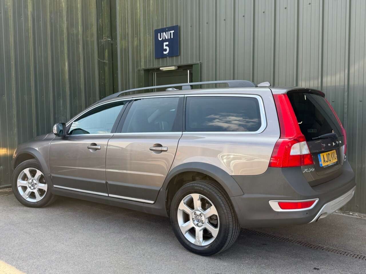 A 2010 VOLVO XC70 2.4 D5 SE Estate 5dr Diesel Geartronic AWD Euro 5 (205 ps) Sunroof - Rear S A 2010 VOLVO XC70 2.4 D5 SE Estate 5dr Diesel Geartronic AWD Euro 5 (205 ps) Sunroof - Rear S