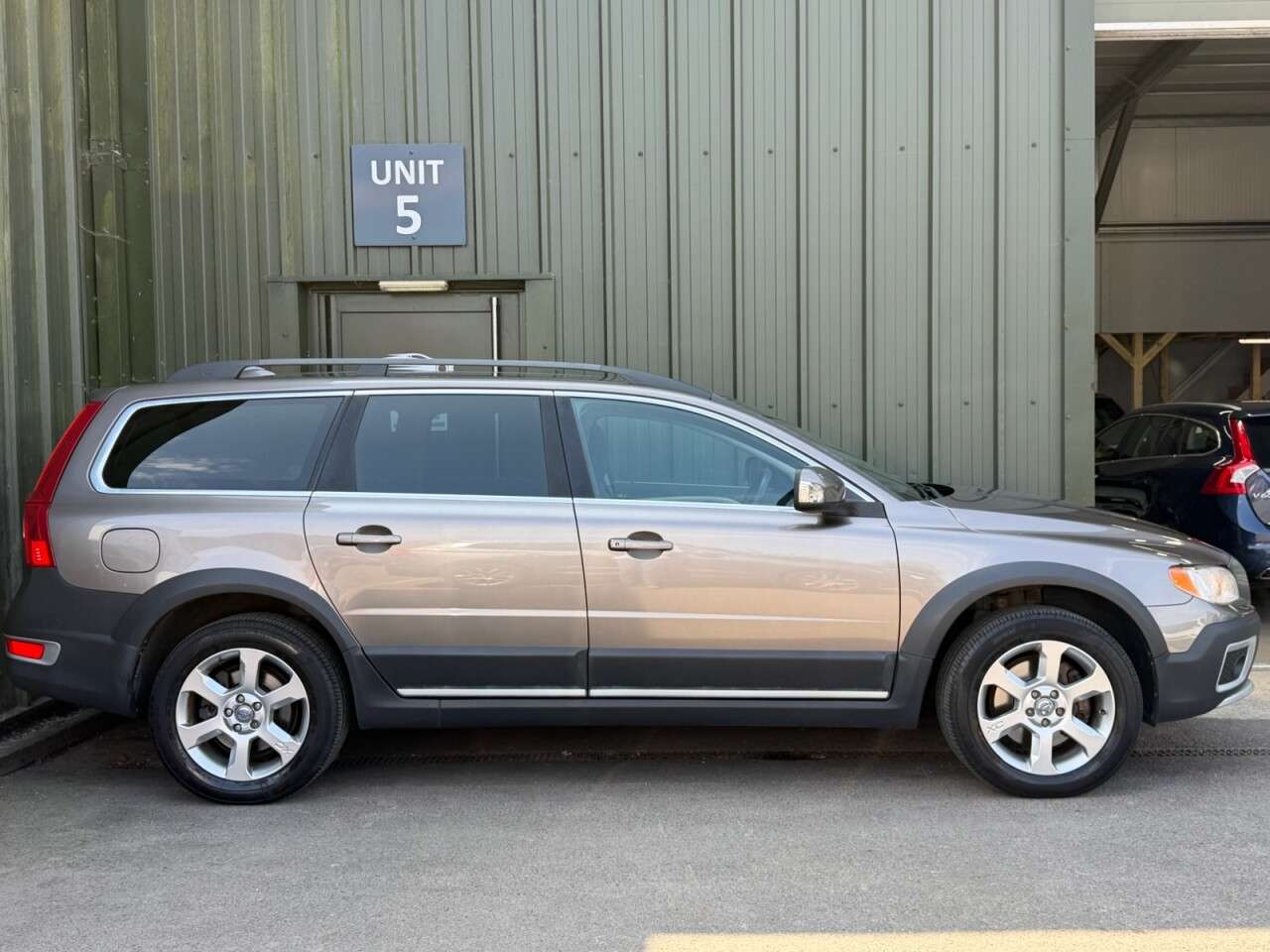 A 2010 VOLVO XC70 2.4 D5 SE Estate 5dr Diesel Geartronic AWD Euro 5 (205 ps) Sunroof - Rear S A 2010 VOLVO XC70 2.4 D5 SE Estate 5dr Diesel Geartronic AWD Euro 5 (205 ps) Sunroof - Rear S