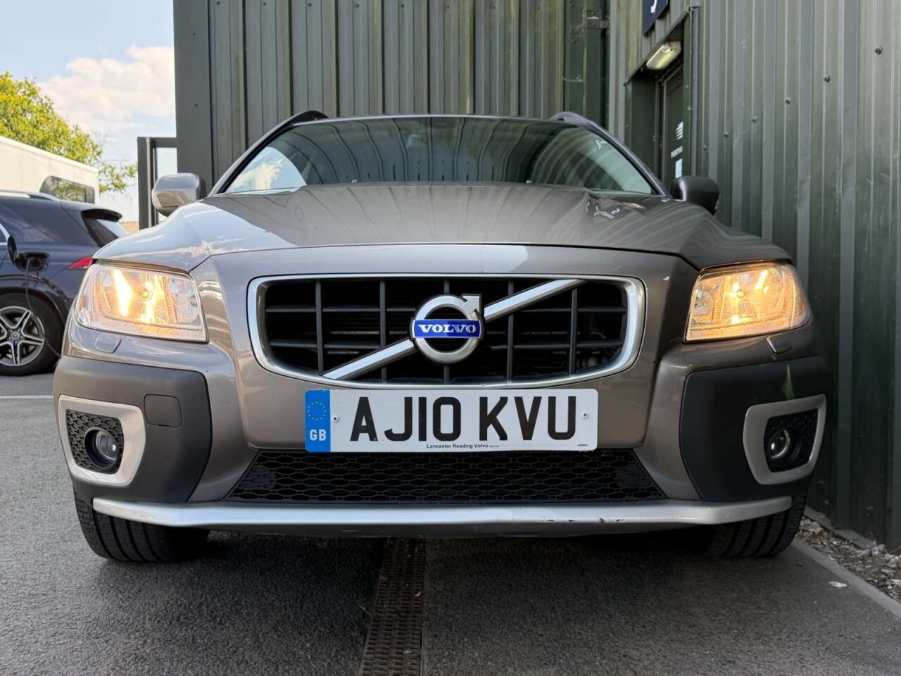 A 2010 VOLVO XC70 2.4 D5 SE Estate 5dr Diesel Geartronic AWD Euro 5 (205 ps) Sunroof - Rear S A 2010 VOLVO XC70 2.4 D5 SE Estate 5dr Diesel Geartronic AWD Euro 5 (205 ps) Sunroof - Rear S