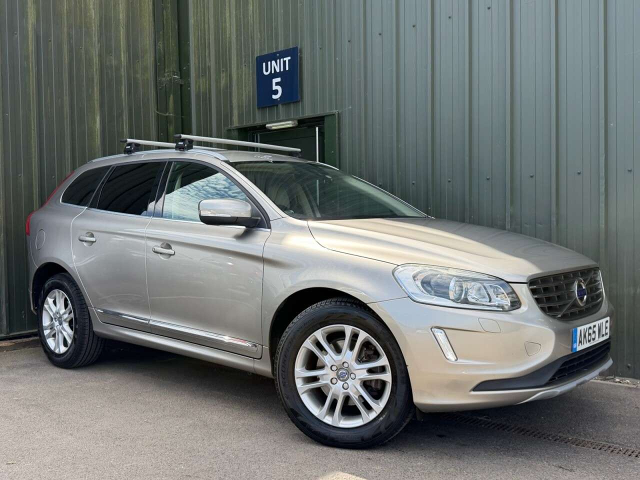 A 2015 VOLVO XC60 2.4 D5 SE Lux Nav SUV 5dr Diesel Auto AWD Euro 6 (s/s) (220 ps) 2 Keys - He A 2015 VOLVO XC60 2.4 D5 SE Lux Nav SUV 5dr Diesel Auto AWD Euro 6 (s/s) (220 ps) 2 Keys - He