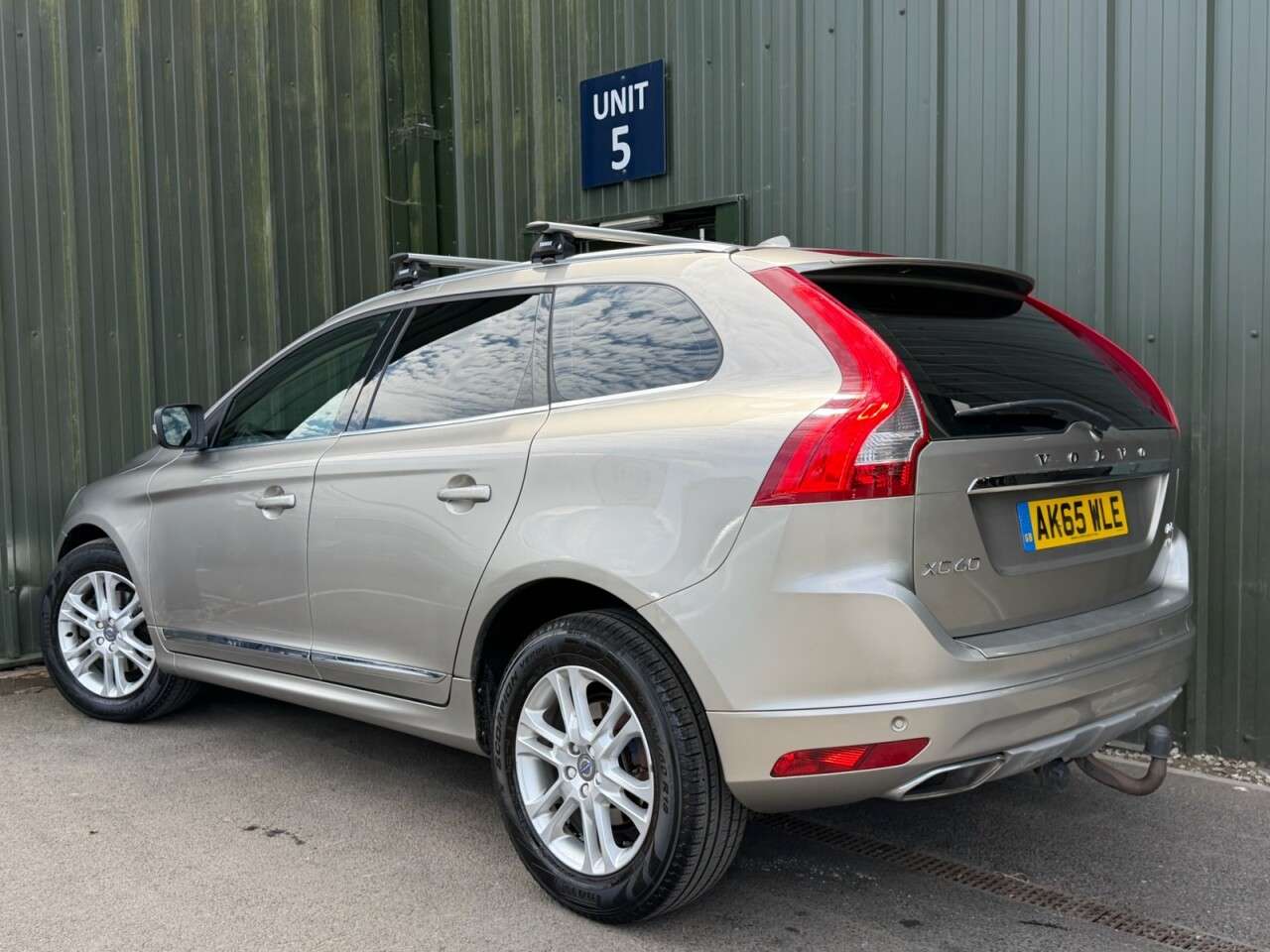 A 2015 VOLVO XC60 2.4 D5 SE Lux Nav SUV 5dr Diesel Auto AWD Euro 6 (s/s) (220 ps) 2 Keys - He A 2015 VOLVO XC60 2.4 D5 SE Lux Nav SUV 5dr Diesel Auto AWD Euro 6 (s/s) (220 ps) 2 Keys - He