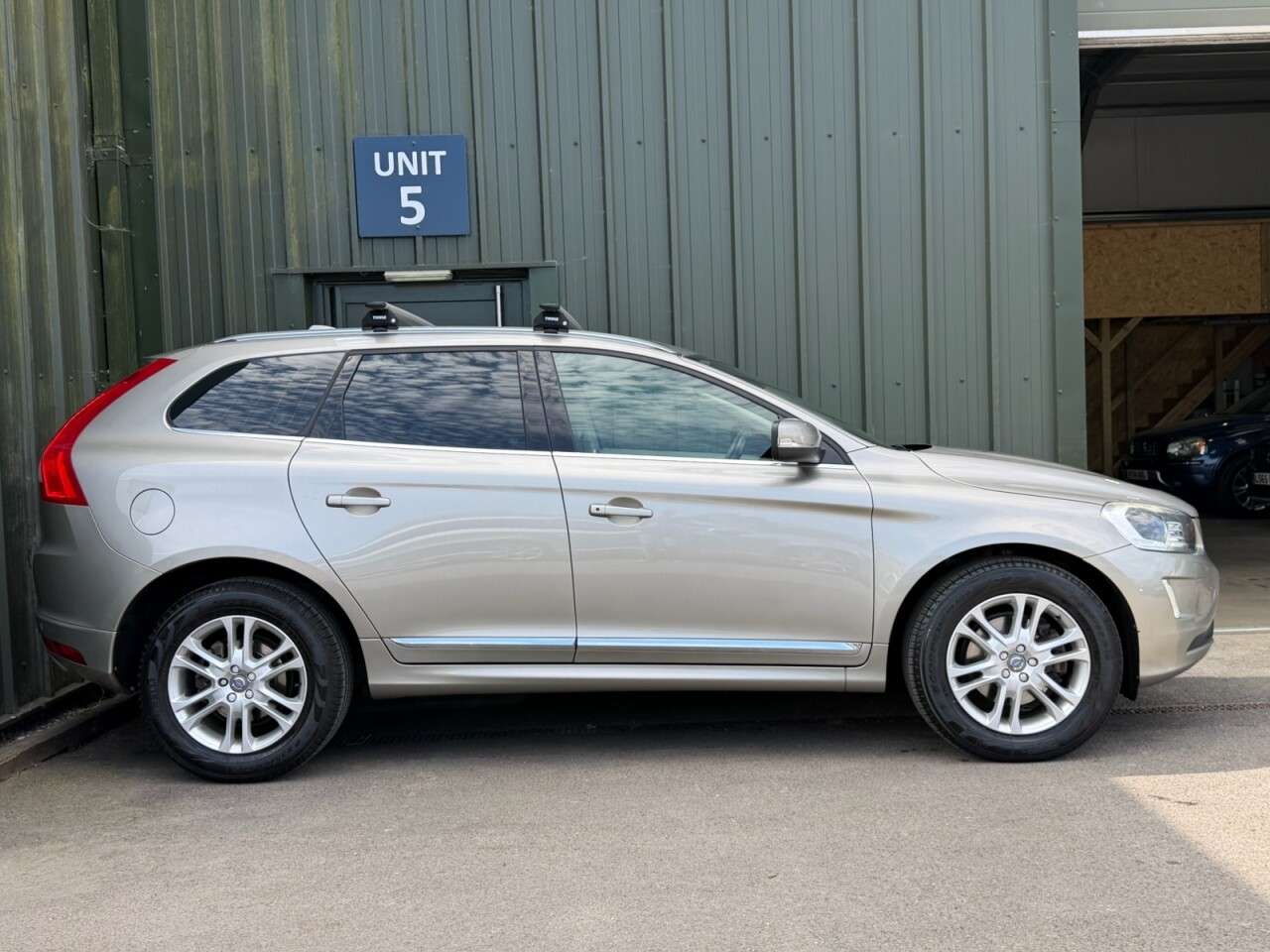 A 2015 VOLVO XC60 2.4 D5 SE Lux Nav SUV 5dr Diesel Auto AWD Euro 6 (s/s) (220 ps) 2 Keys - He A 2015 VOLVO XC60 2.4 D5 SE Lux Nav SUV 5dr Diesel Auto AWD Euro 6 (s/s) (220 ps) 2 Keys - He