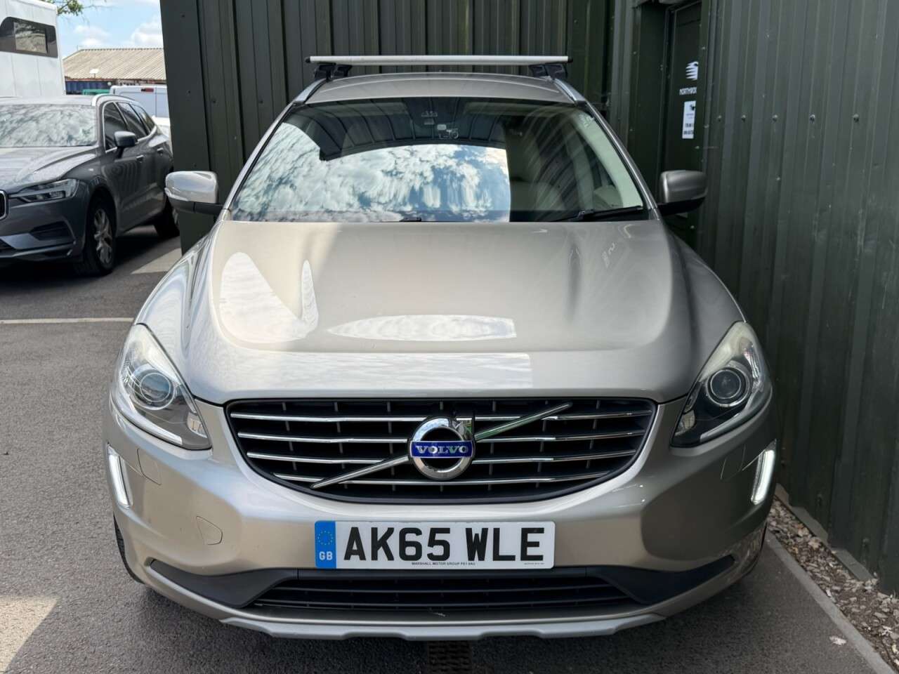 A 2015 VOLVO XC60 2.4 D5 SE Lux Nav SUV 5dr Diesel Auto AWD Euro 6 (s/s) (220 ps) 2 Keys - He A 2015 VOLVO XC60 2.4 D5 SE Lux Nav SUV 5dr Diesel Auto AWD Euro 6 (s/s) (220 ps) 2 Keys - He